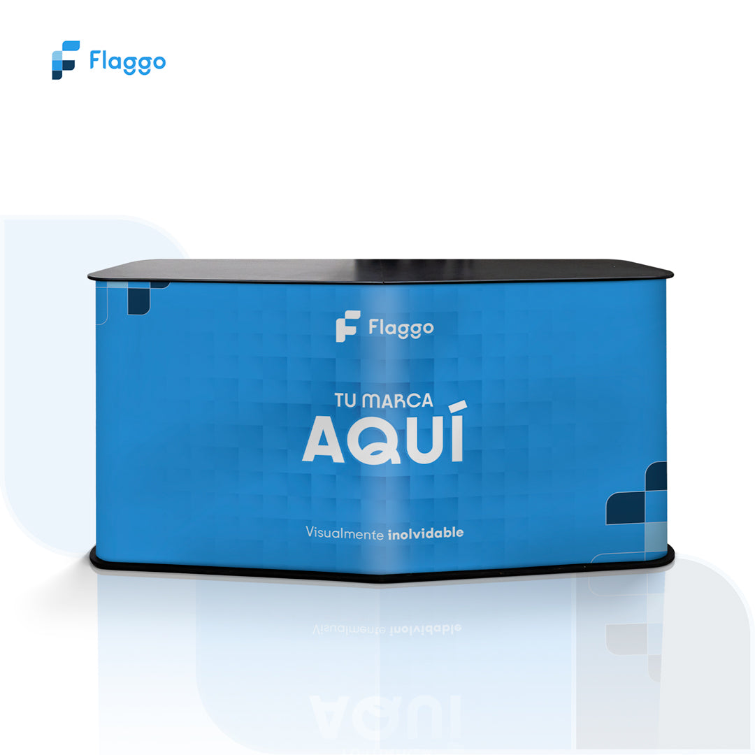 Counter publicitario MDF tipo flecha personalizado para promociones, activaciones de marca, eventos corporativos y puntos de venta