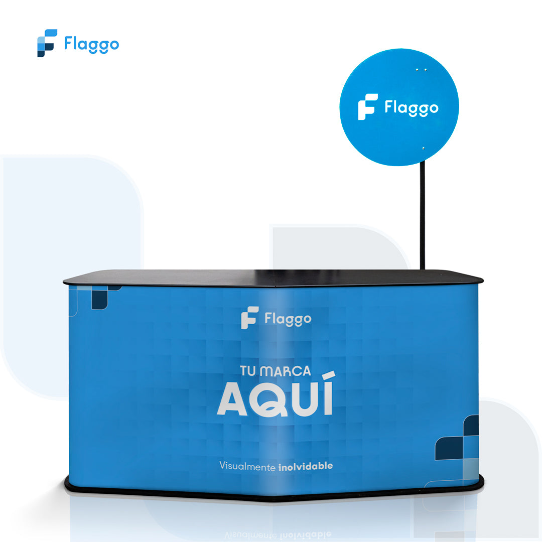 Counter publicitario MDF tipo flecha con cenefa personalizado para promociones, activaciones de marca, eventos corporativos y puntos de venta