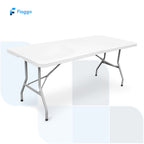 Estructura plegable de mesa publicitaria portátil con superficie plástica y patas metálicas para eventos y promociones